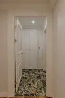 보타니컬 패턴 타일이 돋보이는 드레스룸